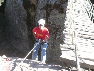 Baja al lado del puente